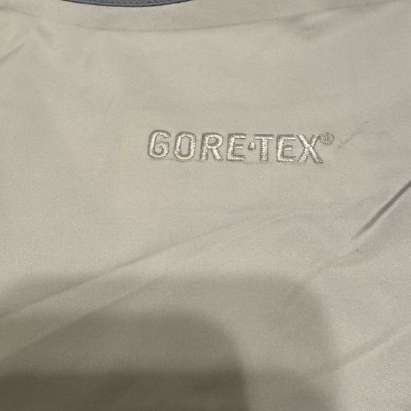 The North Face women’s GORETEX waterproof jacket - Picture 3 of 14